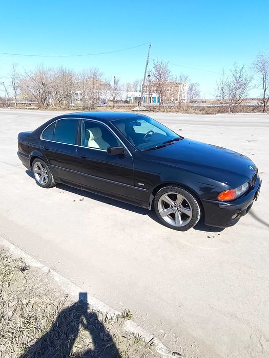 Автомобиль БМВ5 525i
