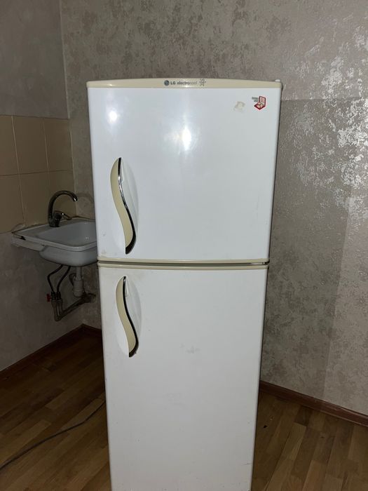 Холодильник с микроволновкой