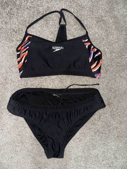 Продавам бански носени точно един път понеже не ми стават.