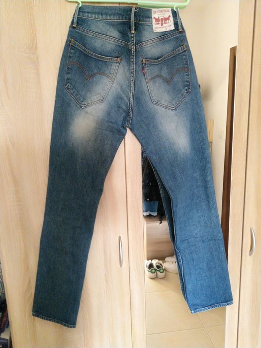 Продавам мъжки дънки Levi's