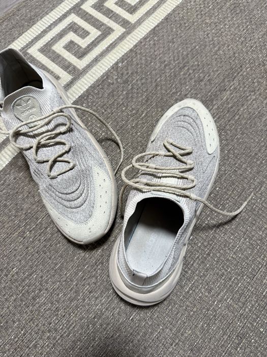Продам 2 пары кроссовок Adidas , оригинал