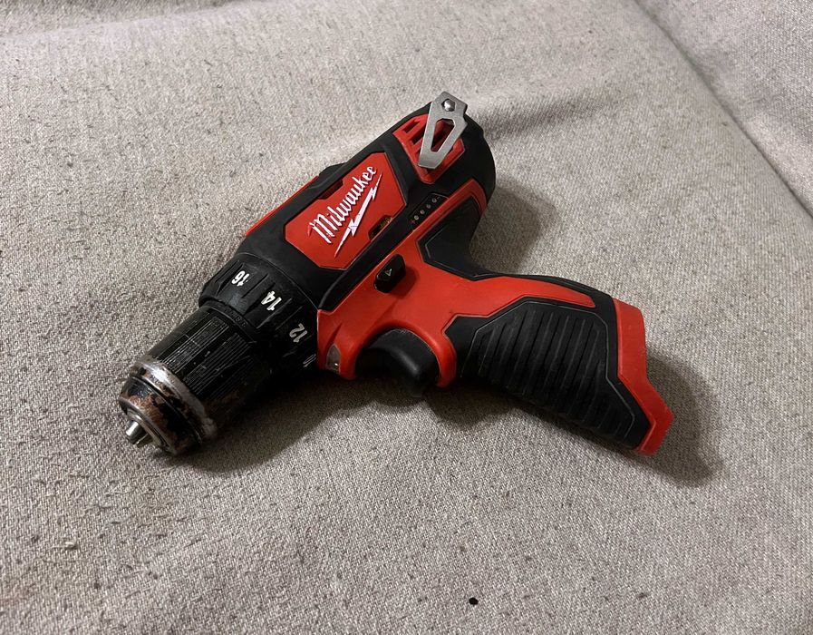 Masina de gaurit si insurubat  Milwaukee M12 BDD pe 12V 30 Nm - corp