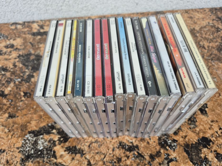 Vând 17CD muzica Country, salsa,grecesca,mixta  artisti internationali