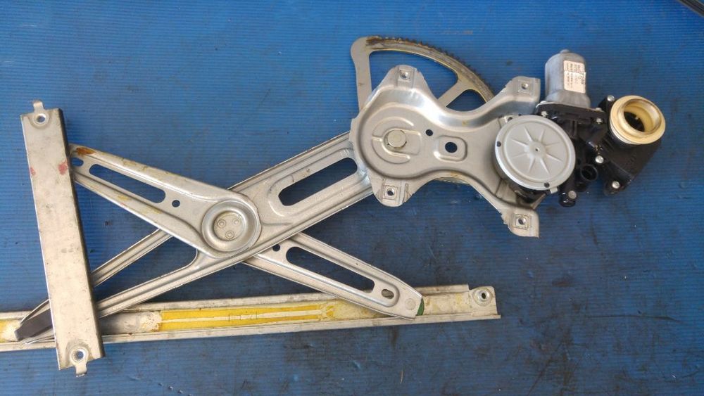 Macara cu motoras usa stanga fata toyota yaris p9 2005-2014 85702-0f010 983722103