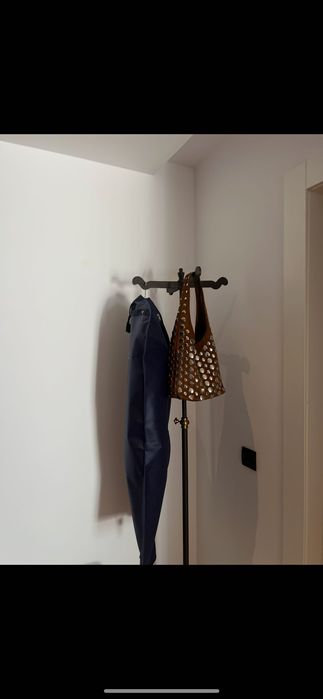 Suport pentru genți și scaun cu spațiu de depozitare