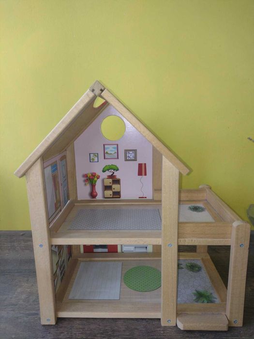 Детска къщичка за кукли с включени принадлежности.
