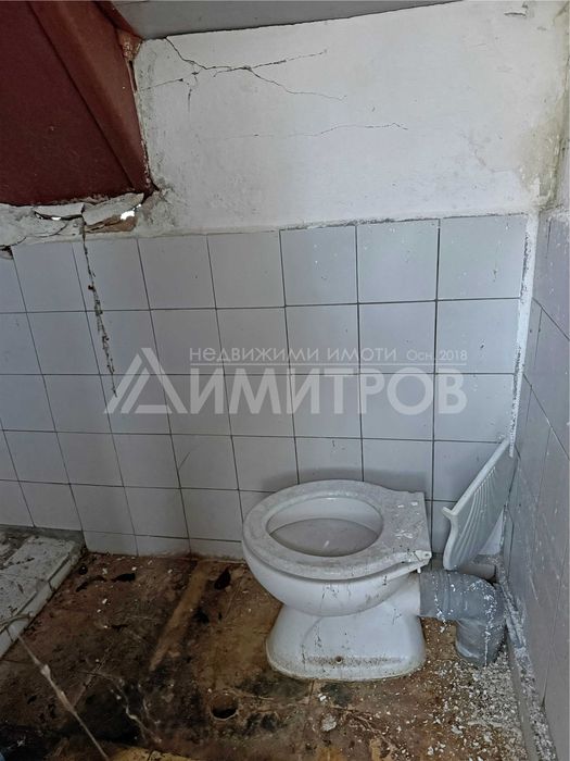Продава вила на два етажа с дворно място 1,5 дка в с. Писарево, общ. Нови пазар, област Шумен