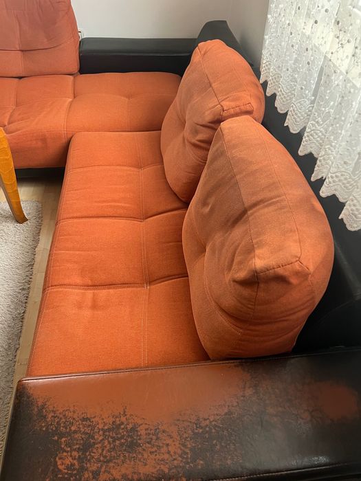 Текстилен диван  с кожени елементи