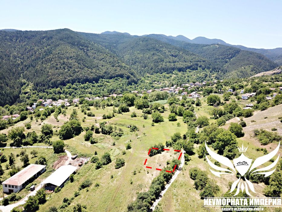 Продавам парцел УПИ 900кв.м. в село Орехово обл.Смолян