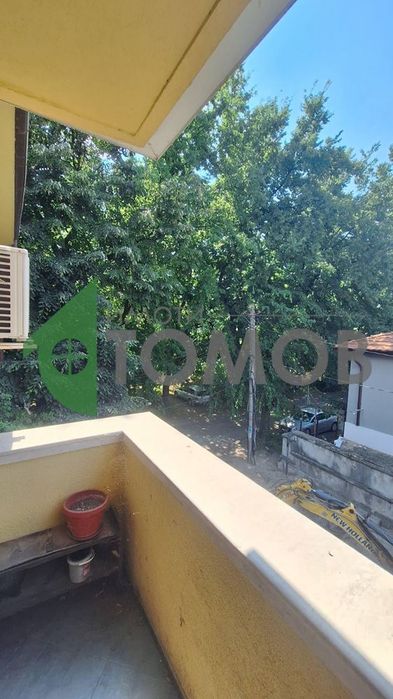 Прекрасно обзаведен и оборудван тристаен апартамент с гараж в кв. Сам