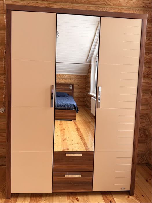 Современная спальня в европейском стиле | 2 кровати, шкаф, тумба, стол