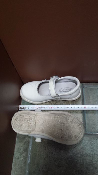 Бели обувки от естествена кожа