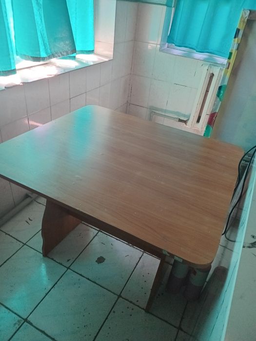 Продам столики и умывальник.