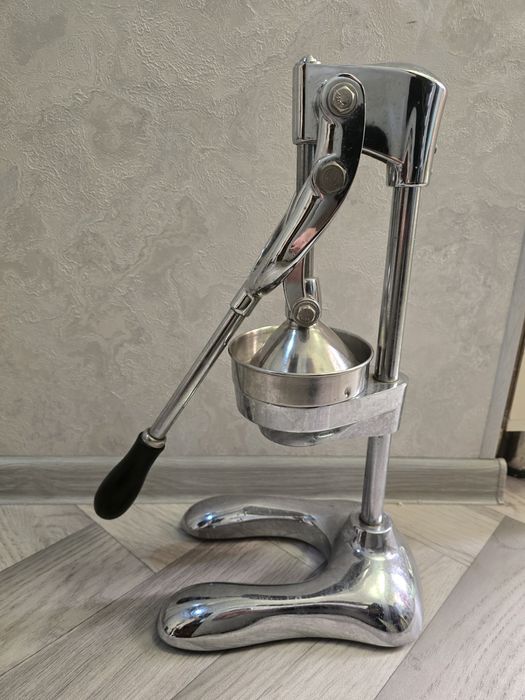 Ручная соковыжималка