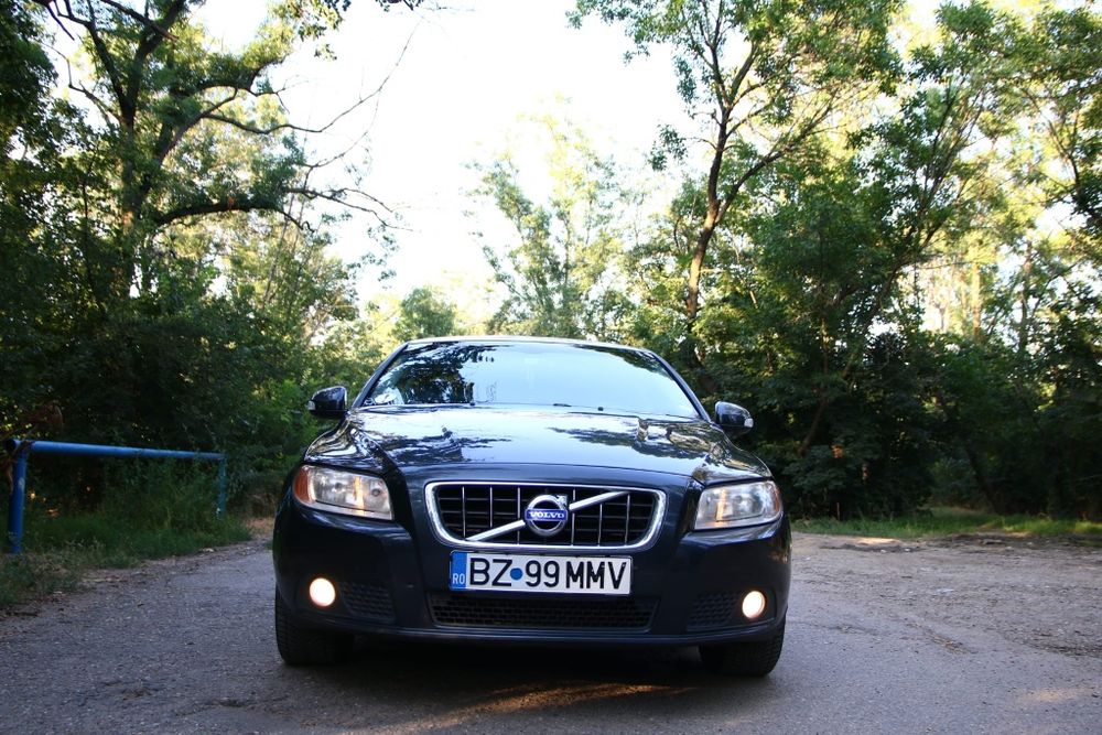 Volvo v70 2.4 D5 EDITIE LIMITATA

Dotări:

Interior din piele;
Cutie automată;
Climatizare automată pe două zone;
GPS original Volvo;