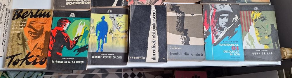 Lot 13 carti politiste 50 lei