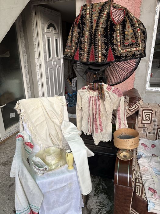 Set vintage tradițional românesc cu ie și vestă costum popular autentic broderie manuală artizanat românesc piesă de colecție rară veche tradițională