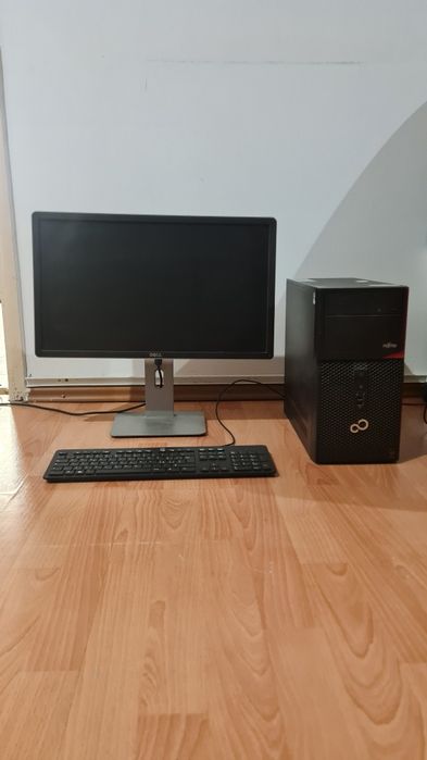 Desktop Fujitsu i5, 8GB ram + monitor Dell