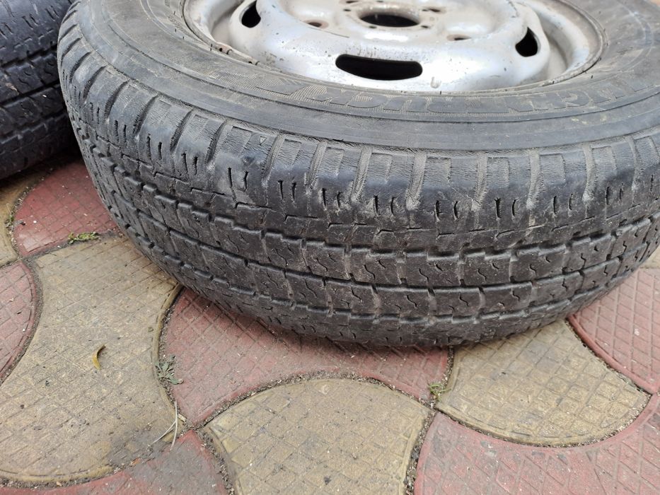 Vand 2 cauciucuri cu jante umflate 195/70 R15 C