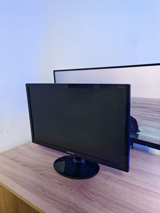 Монитор Samsung 22-инчов с HDMI кабел