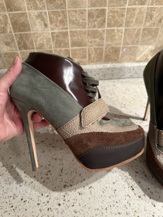 Ботильоны на каблуке с платформой.