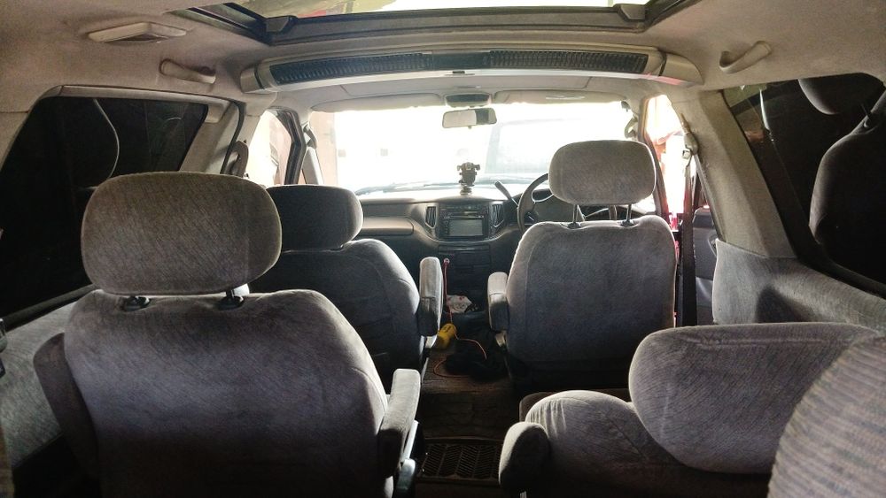 Машина Тойота Естима 7местный.