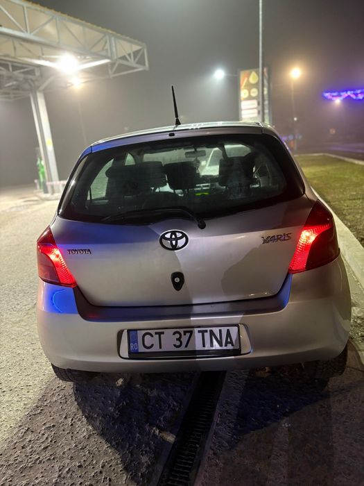 Vând toyota yaris