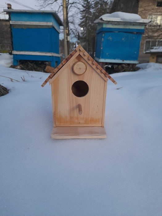 Дървени къщички, пчелно масло и пръчки за захарен памук.