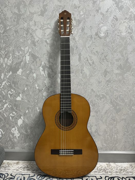 Продается классическая гитара Yamaha C40 торг есть