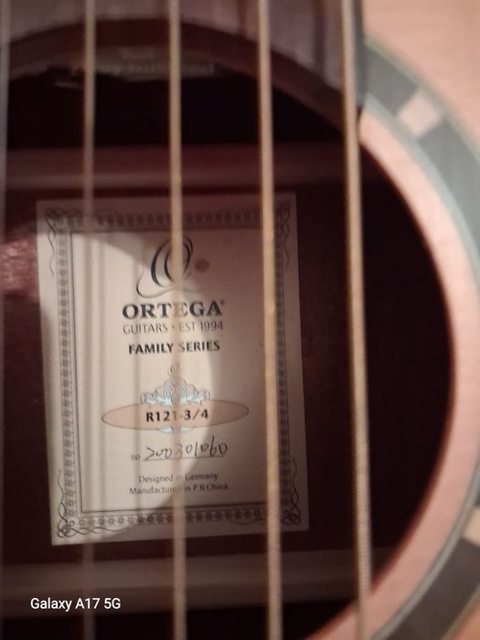 Chitara Ortega pe stanga  R 1 2 1 3/4
