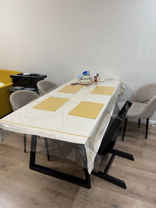 Продам кухонный стол со стульями