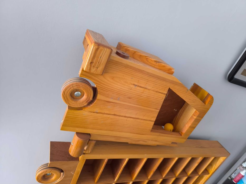 Продавам дървен камион уникат етажерка за колички 81 броя.