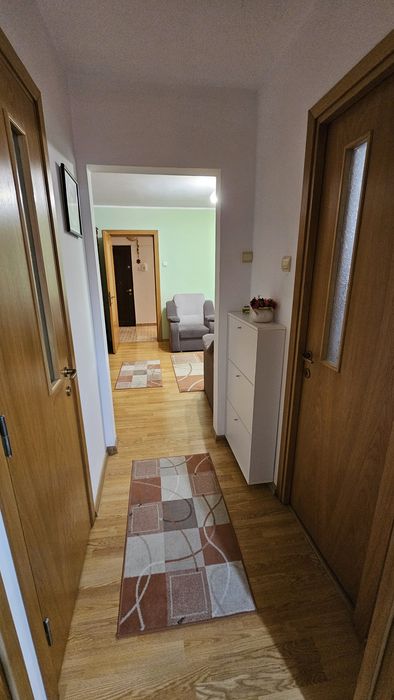 Apartament 2 camere, 51 mp, etaj 1/4, complet renovat, mobilat, utilat, intretinut impecabil, nu necesită investiții.  Zona linistita, Sp.Judetean.