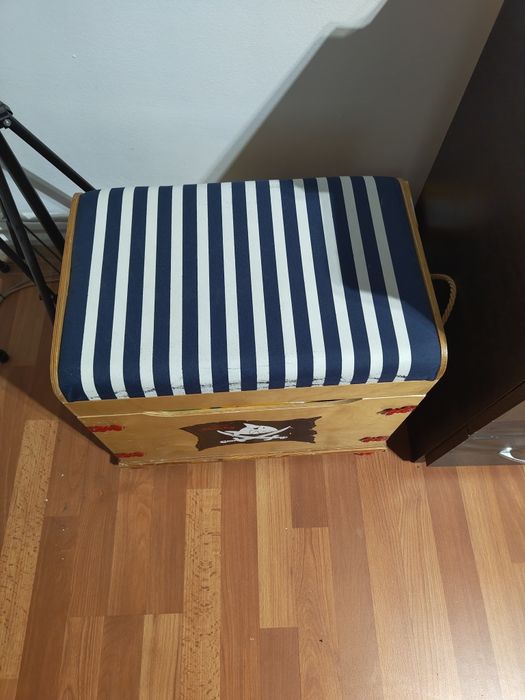 Cufăr de comori si  bancheta Capt'n Sharky 

Cufăr de comori căptușit