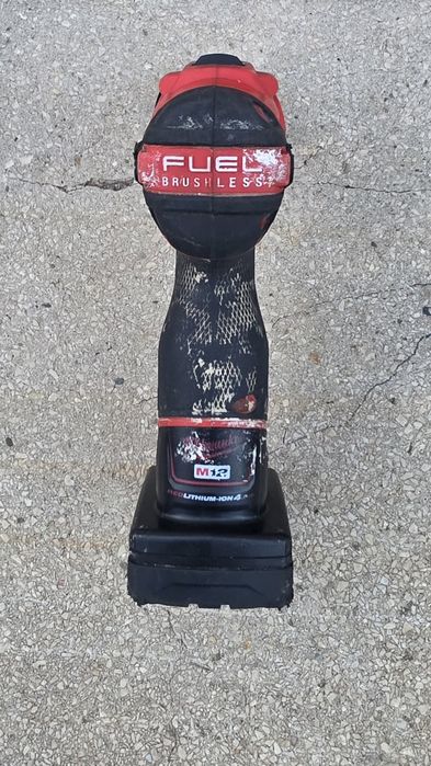 Milwaukee M12 filetanta cu percutie