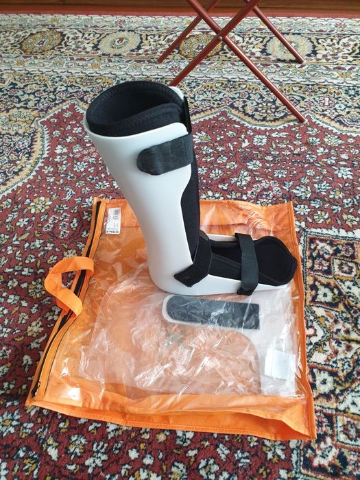 Сапожок медицинский правый при переломе стопы