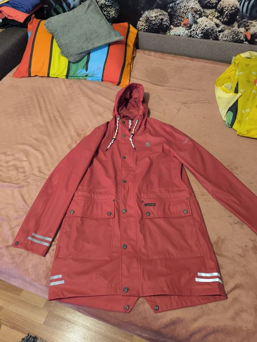 Vând jacheta ploaie. Toamna. Primăvara