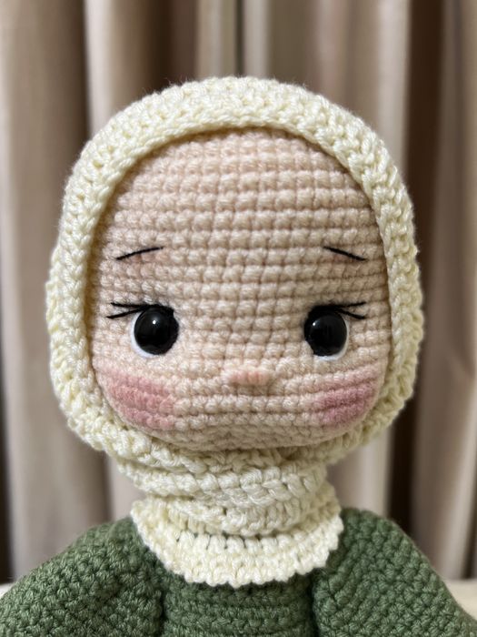 Вязаная кукла ручной работы