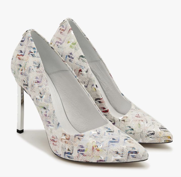 Бели обувки на ток