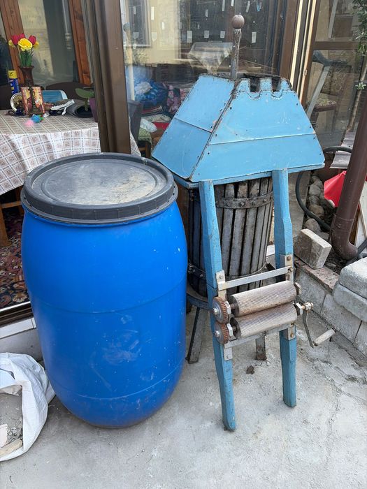 Zdrobitor, storcator si butoi struguri
