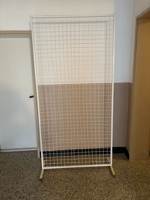 Стелаж за мартеници  с мрежа