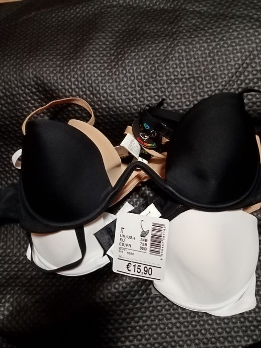 vand set de 2 sutiene 50 lei marimea 75 b
