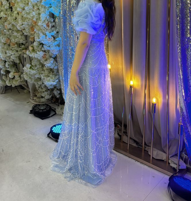 Zamonaviy moviy rangdagi toshli gipyurli kechki libos