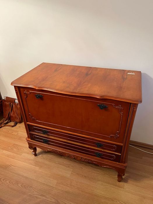 Vitrina si comoda din lemn