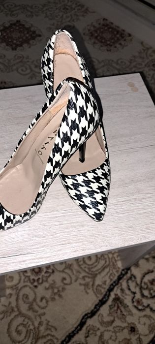 Продаётся туфли одета всего пару раз  размер 36-37 раз