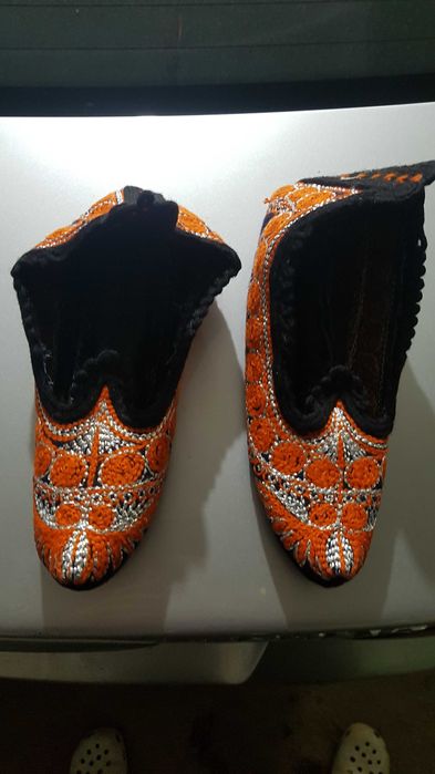 Родопски терлици с ръчна бродерия от копринен конец