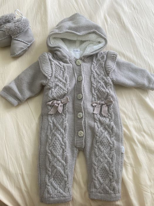Тёплый вязаный комбинезон для малыша + пинетки