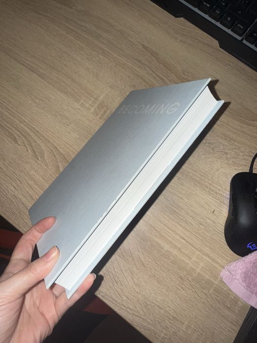 Книга BECOMING Мишель Обама