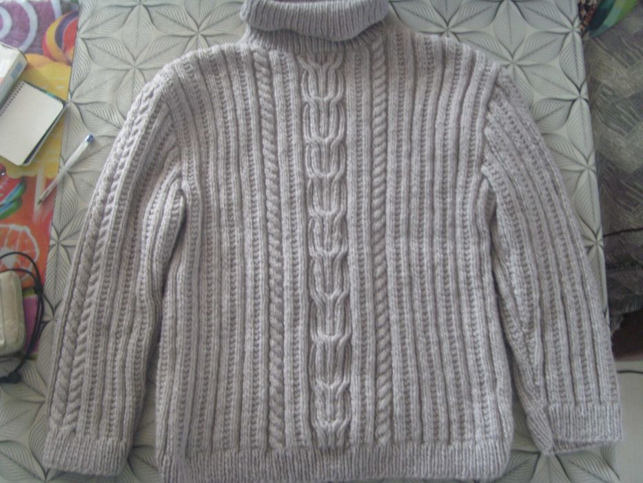 Пуловер ръчно плетен