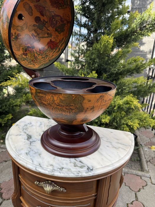 Mini-bar elegant in forma de glob